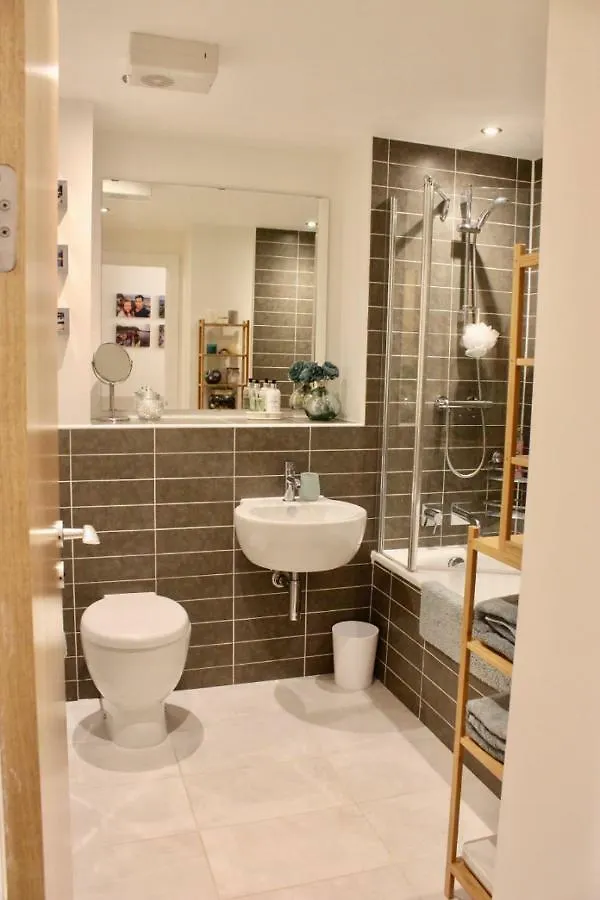 East Pilton - 2 Bed Edinburgh Apartment Free Parking & Balcony